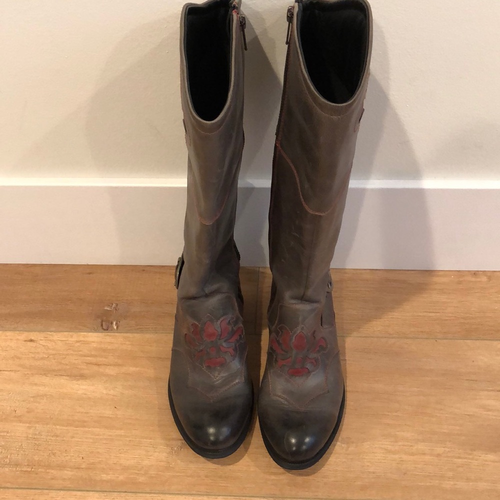 BORN cowboy style boots